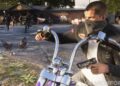 نمای نزدیک از یک موتورسوار در بازی Grand Theft Auto VI که ماسک صورت بر چهره دارد، با یک دست فرمان موتورسیکلت را گرفته و با دست دیگر اسلحه حمل می‌کند، در حالی که پرندگان در حال پریدن در پیش‌زمینه هستند.