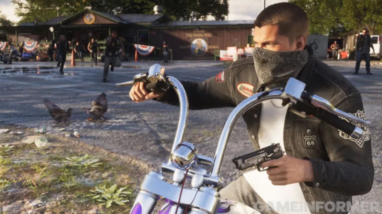 نمای نزدیک از یک موتورسوار در بازی Grand Theft Auto VI که ماسک صورت بر چهره دارد، با یک دست فرمان موتورسیکلت را گرفته و با دست دیگر اسلحه حمل می‌کند، در حالی که پرندگان در حال پریدن در پیش‌زمینه هستند.