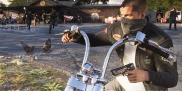 نمای نزدیک از یک موتورسوار در بازی Grand Theft Auto VI که ماسک صورت بر چهره دارد، با یک دست فرمان موتورسیکلت را گرفته و با دست دیگر اسلحه حمل می‌کند، در حالی که پرندگان در حال پریدن در پیش‌زمینه هستند.