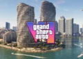 لوگوی رنگارنگ Grand Theft Auto VI روی نمایی از ساختمان‌های ساحلی و برج‌های بلند کنار آب، با قایق‌هایی در پیش‌زمینه.