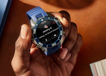 نمای نزدیک از دست فردی که ساعت هوشمند Garmin با بند آبی را نگه داشته و روی صفحه نمایش آن اعلان تماس ورودی از سوی «Jeremy B» با گزینه‌های پاسخ و رد تماس دیده می‌شود.