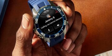 نمای نزدیک از دست فردی که ساعت هوشمند Garmin با بند آبی را نگه داشته و روی صفحه نمایش آن اعلان تماس ورودی از سوی «Jeremy B» با گزینههای پاسخ و رد تماس دیده میشود.