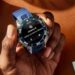 نمای نزدیک از دست فردی که ساعت هوشمند Garmin با بند آبی را نگه داشته و روی صفحه نمایش آن اعلان تماس ورودی از سوی «Jeremy B» با گزینه‌های پاسخ و رد تماس دیده می‌شود.