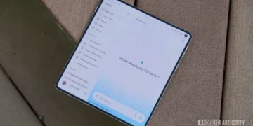 یک گوشی هوشمند تاشو (Foldable) باز شده روی سطح چوبی قرار دارد که رابط کاربری اپلیکیشن جمینای شامل منوی کناری یادداشت‌ها و عبارت «What should we focus on?» را نمایش می‌دهد