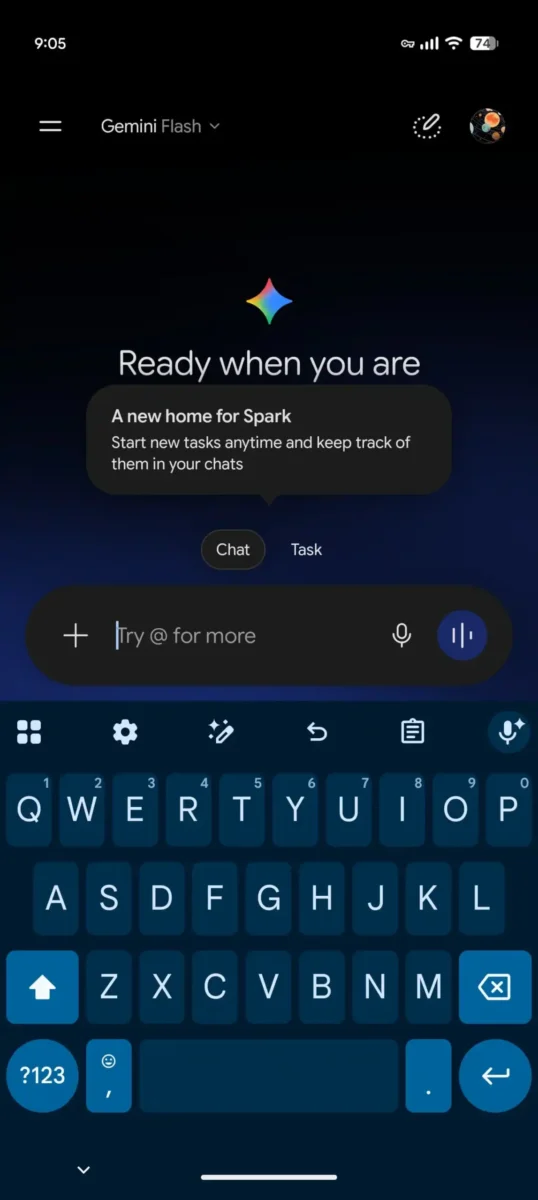صفحه خوشآمدگویی اپلیکیشن Gemini Flash با کیبورد مجازی فعال روی صفحه و کارت معرفی بخش جدید Spark برای شروع وظایف.