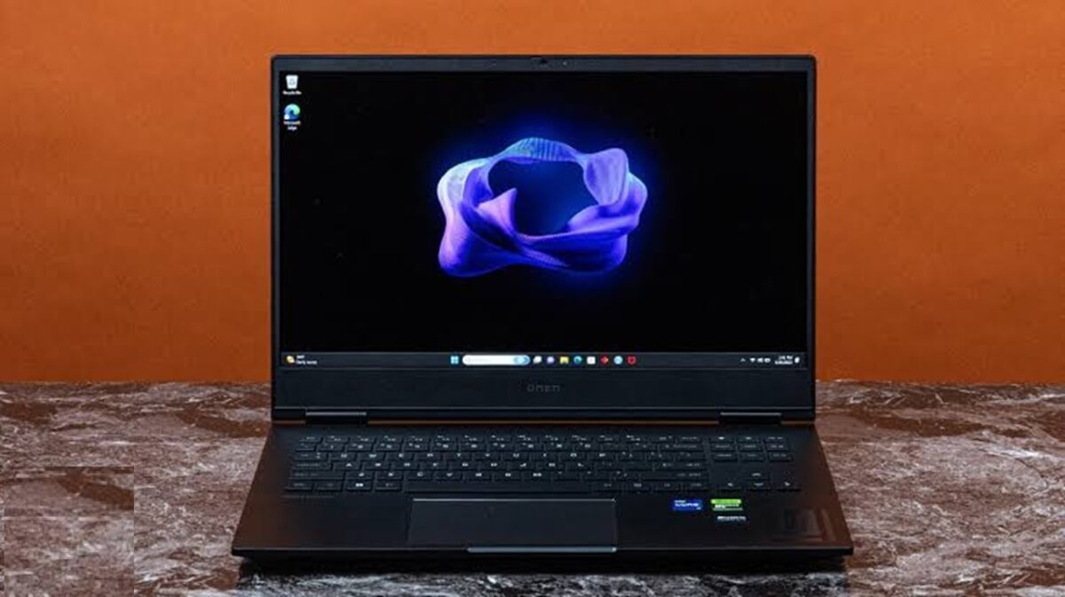 بازی کردن با باتری برای این لپتاپ توصیه نمیشود. هنگام اجرای بازی، RTX 3050 و Core i7-13700HX به توان قابل توجهی نیاز دارند و سیستم برای حفظ عملکرد پایدار معمولا باید به آداپتور متصل باشد.