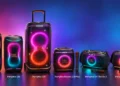 شش اسپیکر بلندگو مهمانی JBL PartyBox با رنگهای مختلف و نورپردازی RGB درخشان در اندازههای گوناگون کنار هم روی پسزمینه گرادیانی بنفش و آبی؛ از راست به چپ مدلهای On-The-Go 2 Plus و On-The-Go 2 و Encore 2 AI Plus و 720 و 130 و 330 با زیرنویس نام هر مدل.