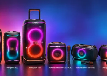 شش اسپیکر بلندگو مهمانی JBL PartyBox با رنگ‌های مختلف و نورپردازی RGB درخشان در اندازه‌های گوناگون کنار هم روی پس‌زمینه گرادیانی بنفش و آبی؛ از راست به چپ مدل‌های On-The-Go 2 Plus و On-The-Go 2 و Encore 2 AI Plus و 720 و 130 و 330 با زیرنویس نام هر مدل.
