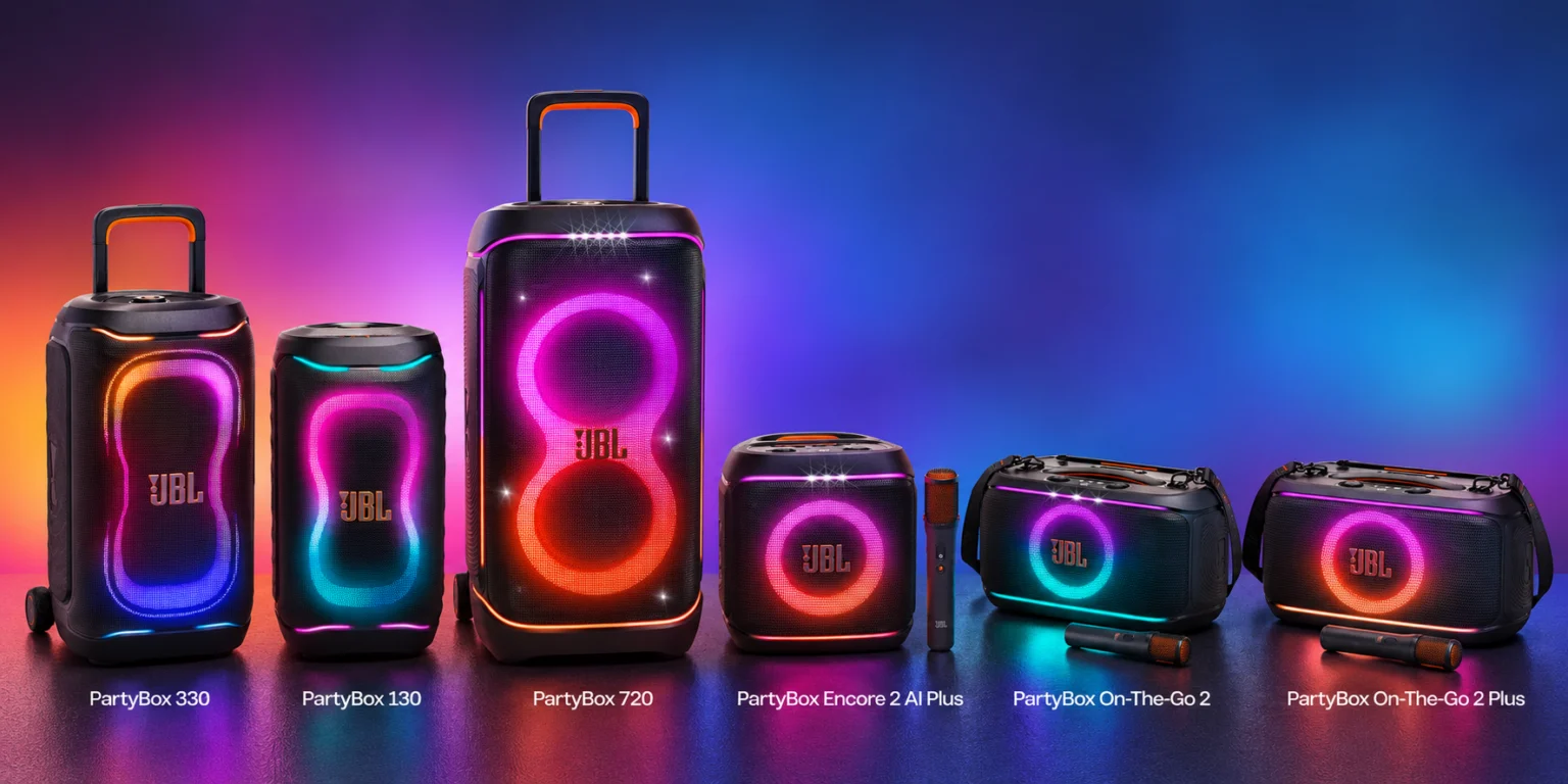 شش اسپیکر بلندگو مهمانی JBL PartyBox با رنگ‌های مختلف و نورپردازی RGB درخشان در اندازه‌های گوناگون کنار هم روی پس‌زمینه گرادیانی بنفش و آبی؛ از راست به چپ مدل‌های On-The-Go 2 Plus و On-The-Go 2 و Encore 2 AI Plus و 720 و 130 و 330 با زیرنویس نام هر مدل.