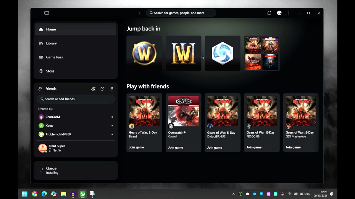 صفحهی اصلی اپلیکیشن Xbox با بخش Jump back in که آیکونهای بازیهای World of Warcraft، Warcraft III و Hearthstone را نشان میدهد، و در زیر آن بخش Play with friends با کارتهای دعوت به بازی Gears of War: E-Day و Overwatch و دکمهی Join game نمایش داده شده است.