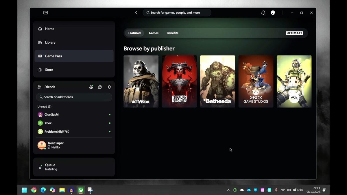 رابط کاربری اپلیکیشن Xbox روی ویندوز با نمای Game Pass فعال؛ در سمت چپ ستون ناوبری با گزینههای Home، Library، Game Pass و Store و فهرست دوستان آنلاین دیده میشود و در بخش اصلی، ردیفی از کارتهای ناشران بازی شامل Activision، Blizzard، Bethesda، Xbox Game Studios و EA با تصاویر پوستر بازیها نمایش داده شده است.