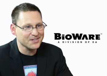 تصویر یک سخن‌ران مرد در کنار لوگوی استودیوی بازی‌سازی BioWare با شعار زیرمجموعه‌ای از EA.