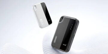 دو مودم جیبی لنوو در دو رنگ سفید و مشکی با بافت خطی، نشانگرهای وضعیت شبکه و لوگوی Lenovo و WiFi 6، بهصورت معلق روی یک پایهی مدور سفید با خطوط انتزاعی نمایش داده شدهاند.