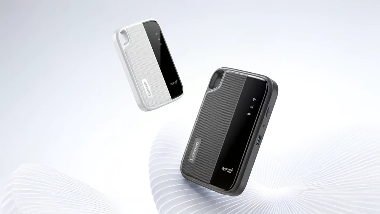 دو مودم جیبی لنوو در دو رنگ سفید و مشکی با بافت خطی، نشانگرهای وضعیت شبکه و لوگوی Lenovo و WiFi 6، به‌صورت معلق روی یک پایه‌ی مدور سفید با خطوط انتزاعی نمایش داده شده‌اند.