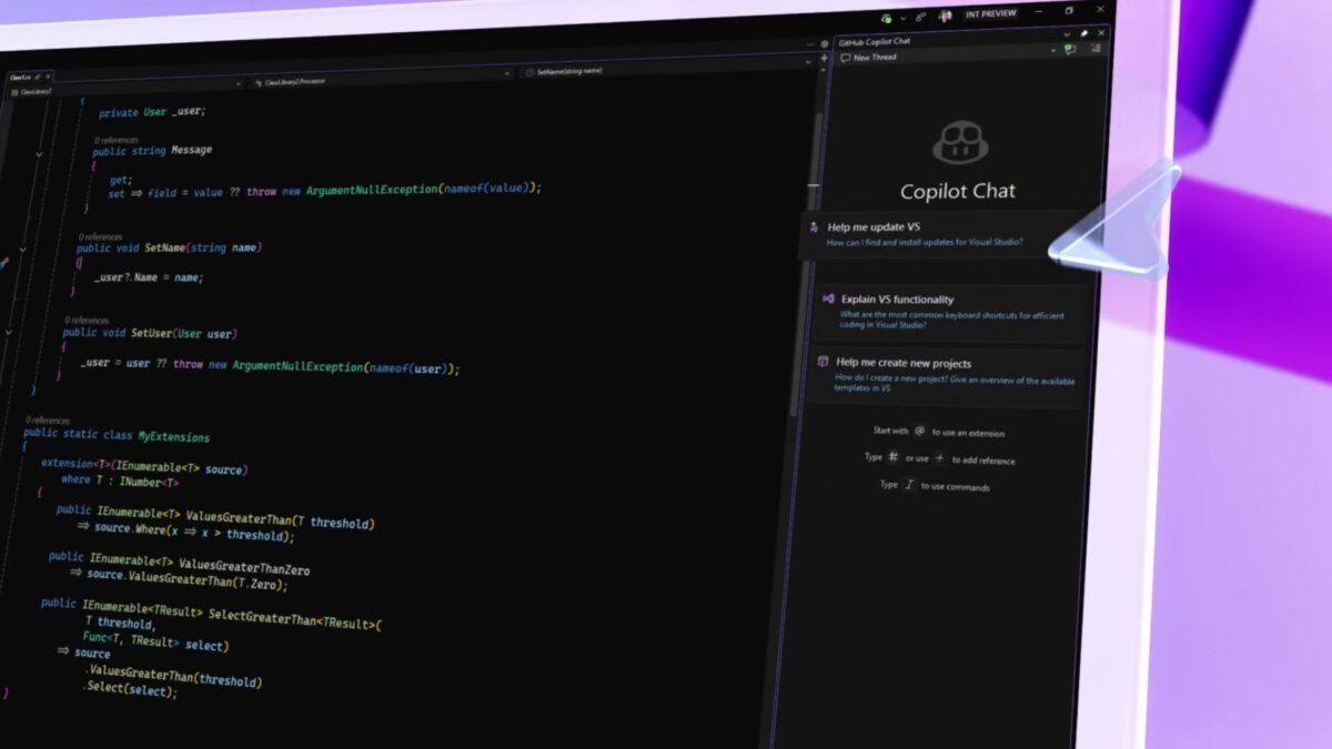 نمایی از کدهای برنامهنویسی در Visual Studio در کنار پنل گفتوگوی GitHub Copilot Chat و پیشنهادهایی برای دریافت راهنما و توضیح قابلیتهای محیط توسعه.