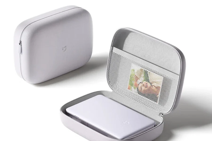 تصویری از کیف اختصاصی چاپگر عکس جیبی Mijia Pocket Photo Printer Pro در رنگ بنفش روشن که جایگاه خود دستگاه و نگهداری تصاویر چاپ‌شده را نمایش می‌دهد