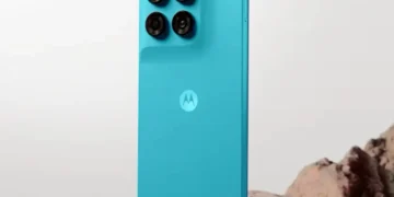 گوشی فیروزهای موتورولا Moto G47 Power ایستاده روی سنگ در نمای پشت با دوربین چهارگانه و لوگوی موتورولا.