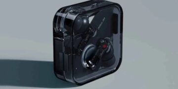 تصویر محصول هدفون بی‌سیم ناتینگ ایر ۲ (Nothing Ear 2) به رنگ مشکی درون جعبه‌ی شفاف و مربعی‌شکل روی پس‌زمینه خاکستری روشن.