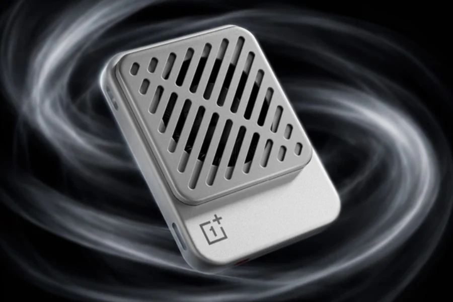 تصویر تبلیغاتی خنککننده مغناطیسی OnePlus Ice Card: رندر محصولی از یک خنککننده کوچک و باریک به رنگ نقرهای و سفید با فن داخلی و شبکهای از شیارهای مورب روی بدنه و لوگوی OnePlus در پایین آن که در میان موجهای دود مانند سیاه و سفید و روی پسزمینه تیره شناور است.