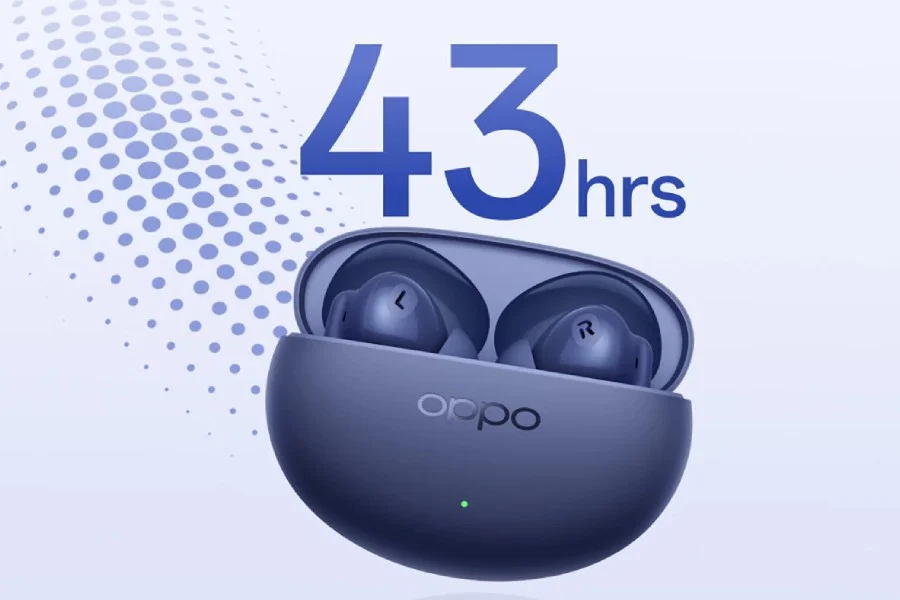 کیس باز هدفون بیسیم Oppo Enco Air 4s به رنگ آبی تیره با دو ایرباد داخل آن و نوشته بزرگ 43hrs در بالای تصویر برای نشان دادن میزان شارژدهی باتری دیده میشود.