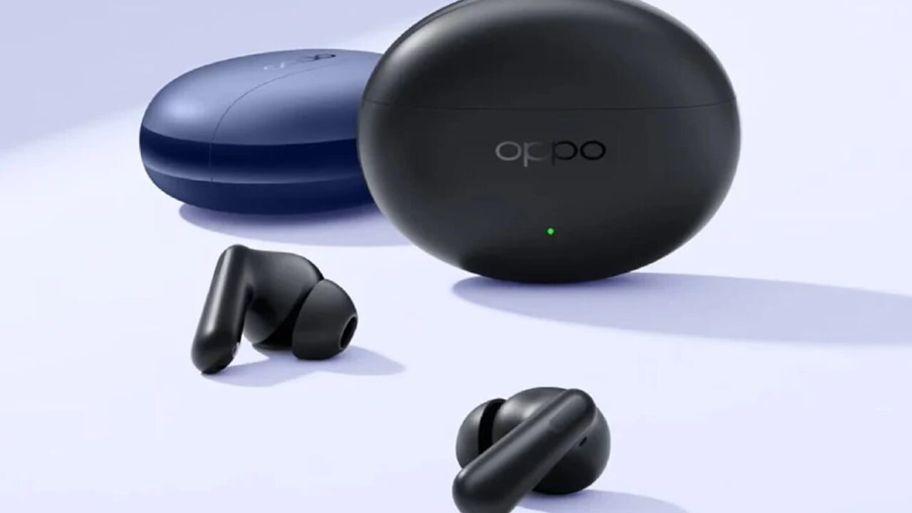 دو ایرباد مشکی هدفون بیسیم Oppo Enco Air 4s در کنار کیس بیضیشکل مشکی و یک کیس آبیرنگ در پسزمینه روی سطحی روشن قرار دارند.