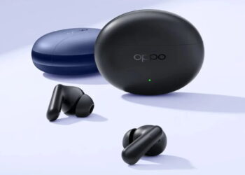 دو ایرباد مشکی هدفون بی‌سیم Oppo Enco Air 4s در کنار کیس بیضی‌شکل مشکی و یک کیس آبی‌رنگ در پس‌زمینه روی سطحی روشن قرار دارند.