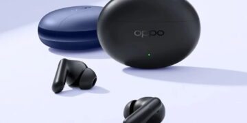 دو ایرباد مشکی هدفون بیسیم Oppo Enco Air 4s در کنار کیس بیضیشکل مشکی و یک کیس آبیرنگ در پسزمینه روی سطحی روشن قرار دارند.