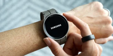 فردی ساعت هوشمند Samsung را روی مچ دستش لمس میکند و حلقهی هوشمند مشکیرنگی نیز در دست دیگر او دیده میشود.