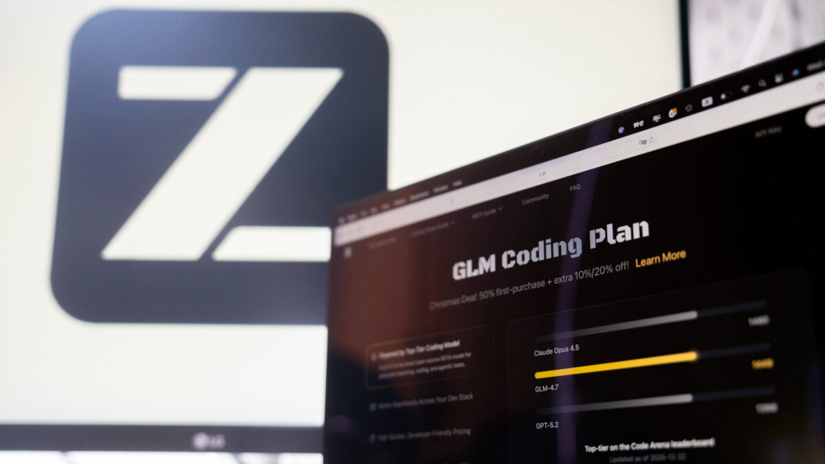 صفحه نمایش لپتاپی که وبسایت GLM Coding Plan را نشان میدهد و در پسزمینه مانیتوری با لوگوی بزرگ حرف Z دیده میشود.