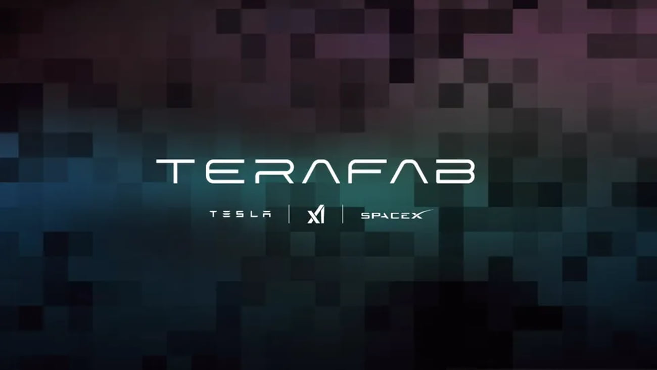 عنوان متنی Terafab با فونت سفید و مینیمال روی پسزمینهی شطرنجی پیکسلی تیره و لوگوهای تسلا، xAI و SpaceX در بخش پایینی