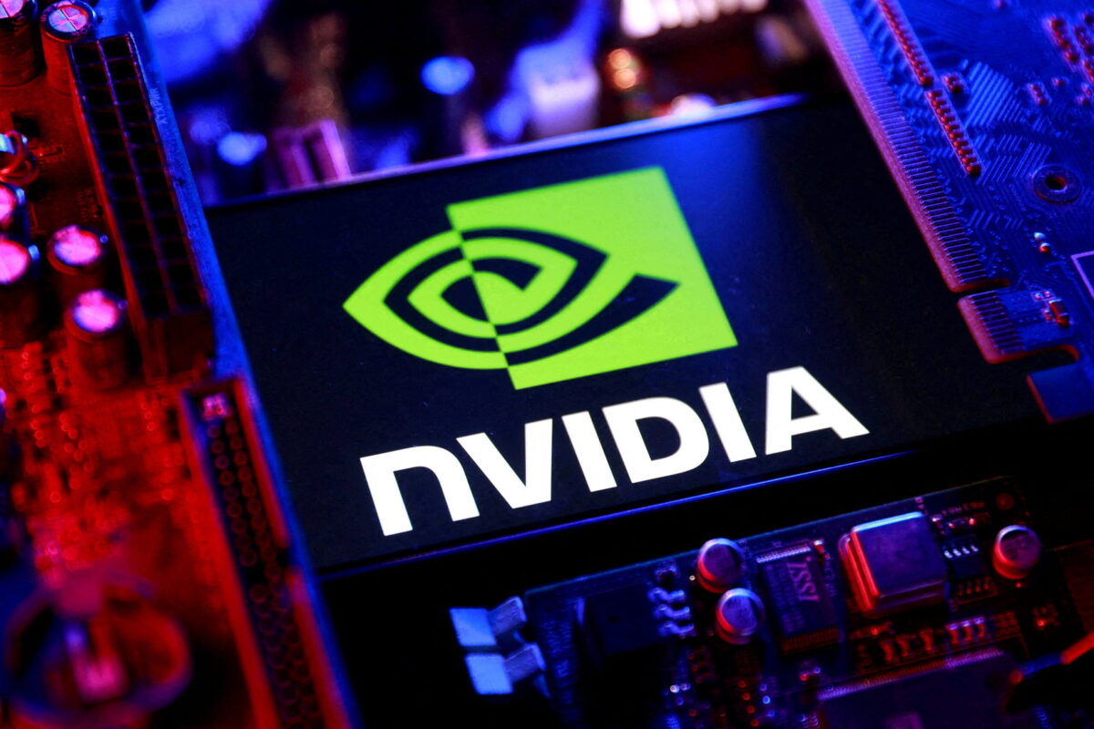 قطعه سختافزاری و تراشه انویدیا (NVIDIA) با لوگوی سبز و سفید روی برد الکترونیکی که زیر نورپردازی قرمز و آبی قرار دارد.