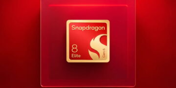 نشان رسمی تراشه اسنپدراگون 8 Elite نسل ۶ با جزئیات طلایی روی مربعی شیشه‌ای و پس‌زمینه قرمز پررنگ.