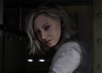 نمای نزدیک از شخصیت زن Resident Evil Requiem با موهای کوتاه و روشن و چشمان خاکستری که رو به دوربین نگاه می‌کند؛ او پیراهن سفید آلوده‌ای بر تن دارد و در پس‌زمینه‌ی تاریک، فضای داخلی متروکه‌ای دیده می‌شود