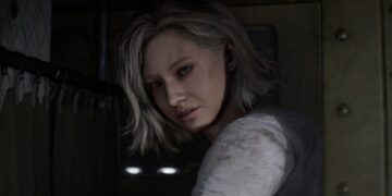 نمای نزدیک از شخصیت زن Resident Evil Requiem با موهای کوتاه و روشن و چشمان خاکستری که رو به دوربین نگاه می‌کند؛ او پیراهن سفید آلوده‌ای بر تن دارد و در پس‌زمینه‌ی تاریک، فضای داخلی متروکه‌ای دیده می‌شود