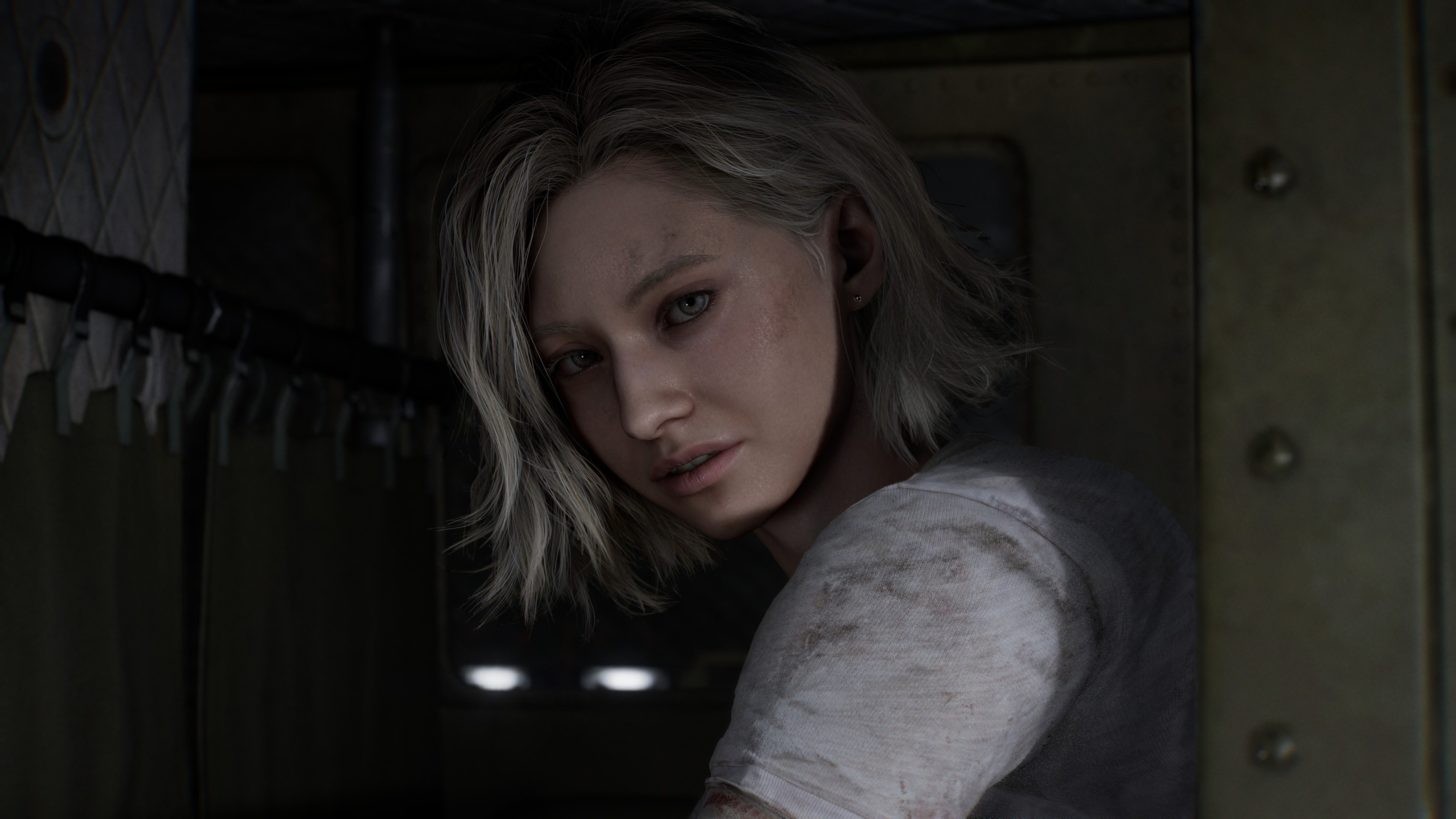 نمای نزدیک از شخصیت زن Resident Evil Requiem با موهای کوتاه و روشن و چشمان خاکستری که رو به دوربین نگاه میکند؛ او پیراهن سفید آلودهای بر تن دارد و در پسزمینهی تاریک، فضای داخلی متروکهای دیده میشود