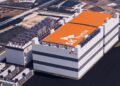 نمای هوایی از مجموعه صنعتی SK hynix با ساختمان‌های بزرگ و سقف‌های نارنجی‌رنگ که لوگوی این شرکت روی آن‌ها دیده می‌شود.