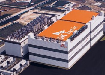 نمای هوایی از مجموعه صنعتی SK hynix با ساختمان‌های بزرگ و سقف‌های نارنجی‌رنگ که لوگوی این شرکت روی آن‌ها دیده می‌شود.