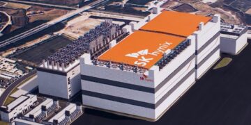 نمای هوایی از مجموعه صنعتی SK hynix با ساختمانهای بزرگ و سقفهای نارنجیرنگ که لوگوی این شرکت روی آنها دیده میشود.