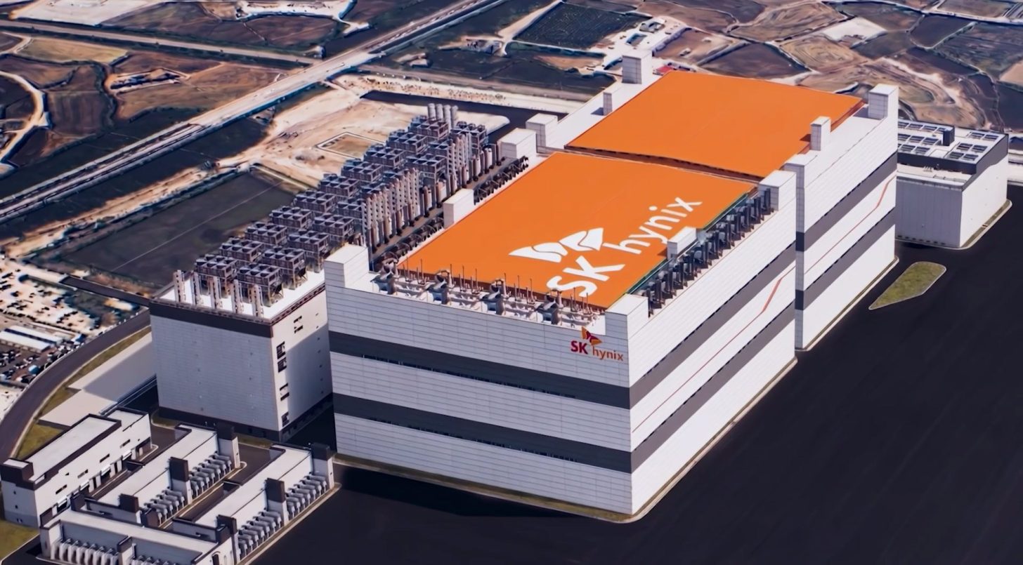 نمای هوایی از مجموعه صنعتی SK hynix با ساختمانهای بزرگ و سقفهای نارنجیرنگ که لوگوی این شرکت روی آنها دیده میشود.