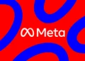 لوگوی سفید شرکت Meta، شامل علامت بینهایت و واژه Meta، در مرکز یک پسزمینه قرمز پررنگ با نوارهای منحنی آبی که به شکل چرخان از چهار گوشه تصویر به سمت مرکز حرکت میکنند
