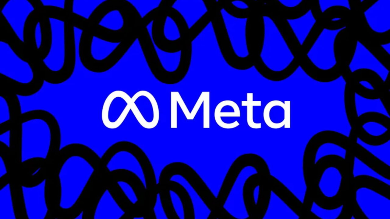 لوگوی سفید Meta در مرکز پسزمینه آبی روشن، با نقشهای سیاه درهمتنیده در حاشیهها.