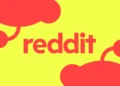 نوشته قرمزرنگ reddit در مرکز پسزمینهای به رنگ زرد روشن همراه با طرحهای گرافیکی انتزاعی از لوگوی ردیت در گوشهها.