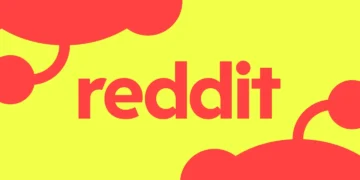 نوشته قرمزرنگ reddit در مرکز پسزمینهای به رنگ زرد روشن همراه با طرحهای گرافیکی انتزاعی از لوگوی ردیت در گوشهها.