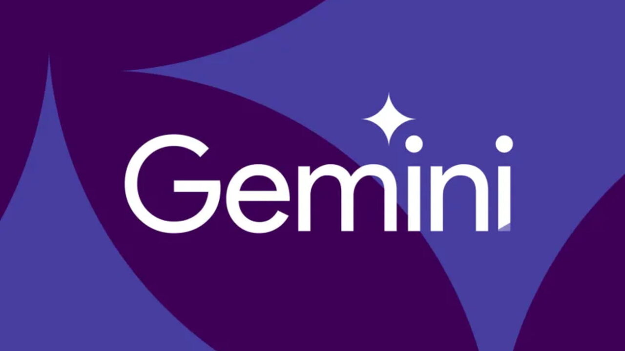 لوگوی سفید Gemini روی پسزمینهای انتزاعی با ترکیب رنگهای بنفش تیره و آبی.