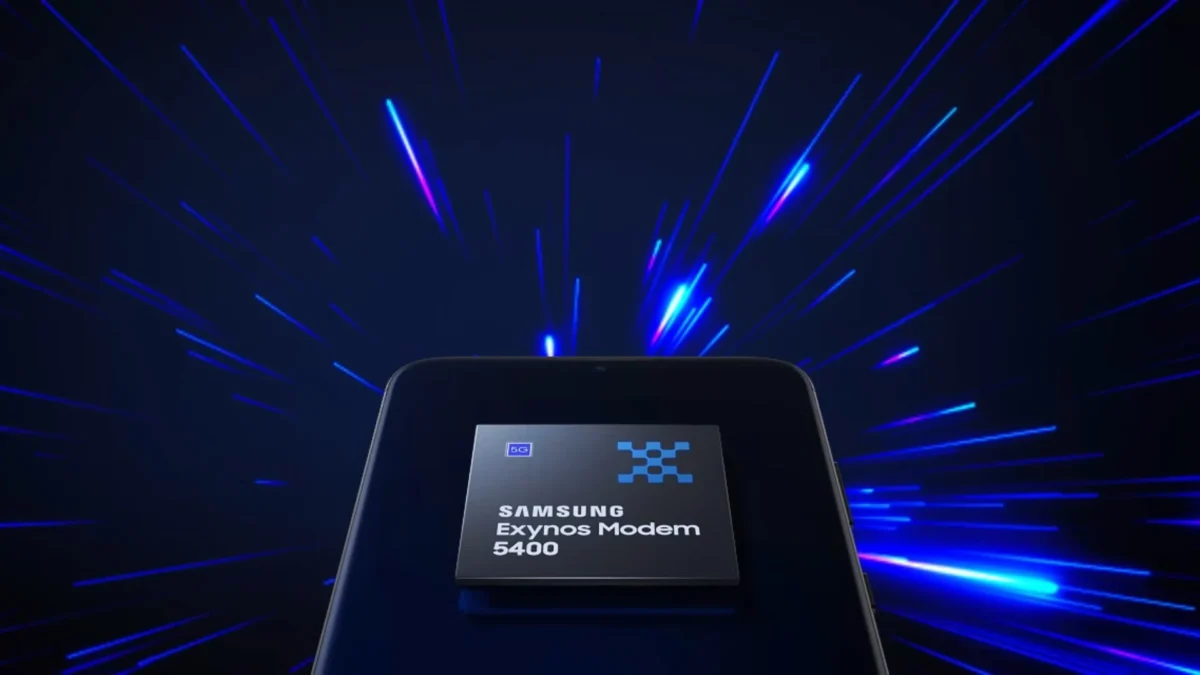 تراشهی سامسونگ اکسینوس مودم ۵۴۰۰ (Samsung Exynos Modem 5400) روی بدنه گوشی در پسزمینهای با خطوط نورانی آبی.