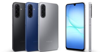 رندر تبلیغاتی رسمی سامسونگ Galaxy F70e 5G روی پسزمینهی سفید: در سمت چپ، سه گوشی از نمای پشت به ترتیب مشکی، سرمهای و نقرهای چیده شدهاند؛ هر کدام با ماژول دوربین عمودی حاوی سه لنز، فلش، حاشیهی فلزی و لوگوی «SAMSUNG» در پایین پنل. در سمت راست، یک نمونه از نمای روبرو با لبههای صاف، حفرهی قطرهای دوربین سلفی در وسط بالا و والپیپر آبی-فیروزهای انتزاعی دیده میشود و در کنار آن، نمای باریک جانبی همان گوشی نقرهای با کلیدهای ولوم و پاور نمایش داده شده است.