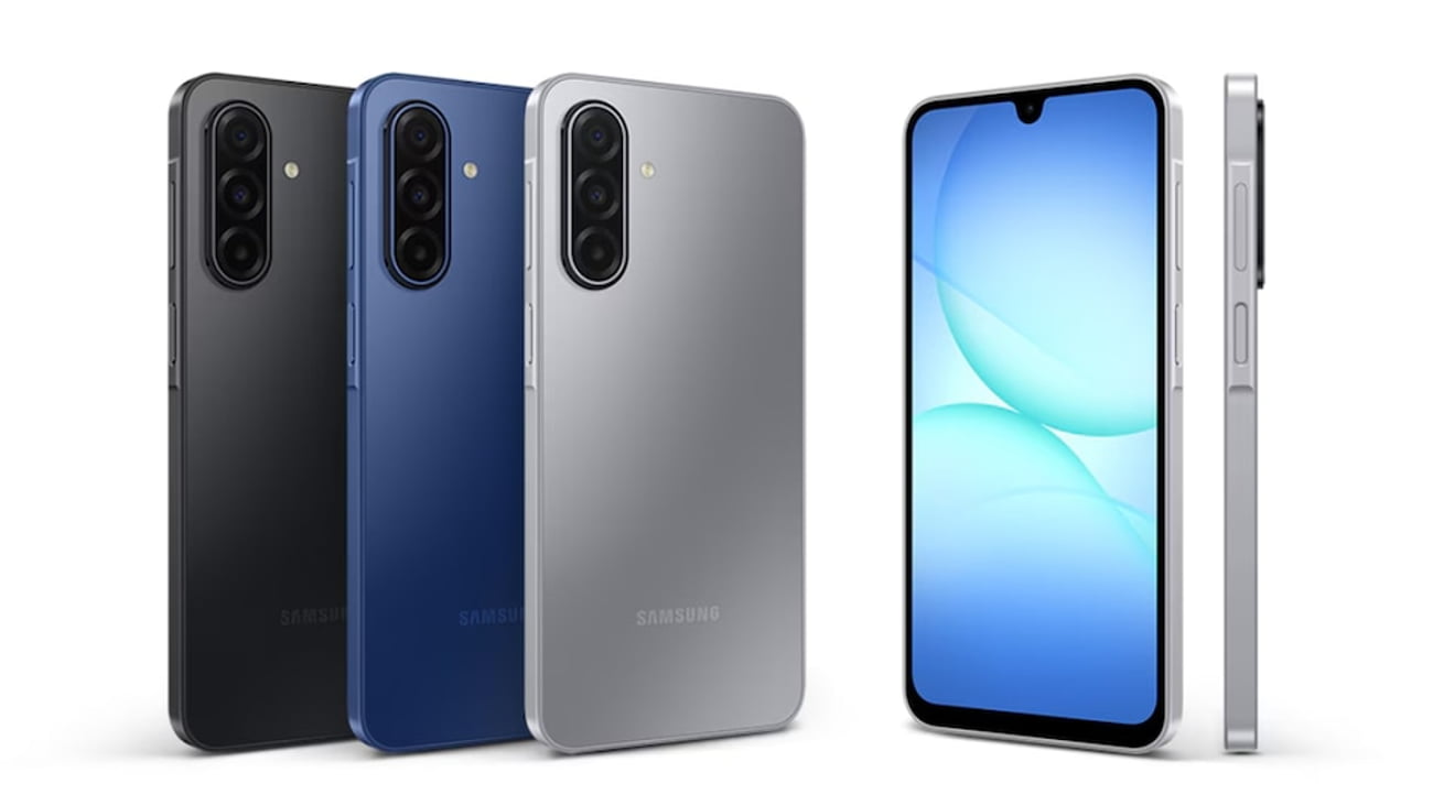 رندر تبلیغاتی رسمی سامسونگ Galaxy F70e 5G روی پسزمینهی سفید: در سمت چپ، سه گوشی از نمای پشت به ترتیب مشکی، سرمهای و نقرهای چیده شدهاند؛ هر کدام با ماژول دوربین عمودی حاوی سه لنز، فلش، حاشیهی فلزی و لوگوی «SAMSUNG» در پایین پنل. در سمت راست، یک نمونه از نمای روبرو با لبههای صاف، حفرهی قطرهای دوربین سلفی در وسط بالا و والپیپر آبی-فیروزهای انتزاعی دیده میشود و در کنار آن، نمای باریک جانبی همان گوشی نقرهای با کلیدهای ولوم و پاور نمایش داده شده است.
