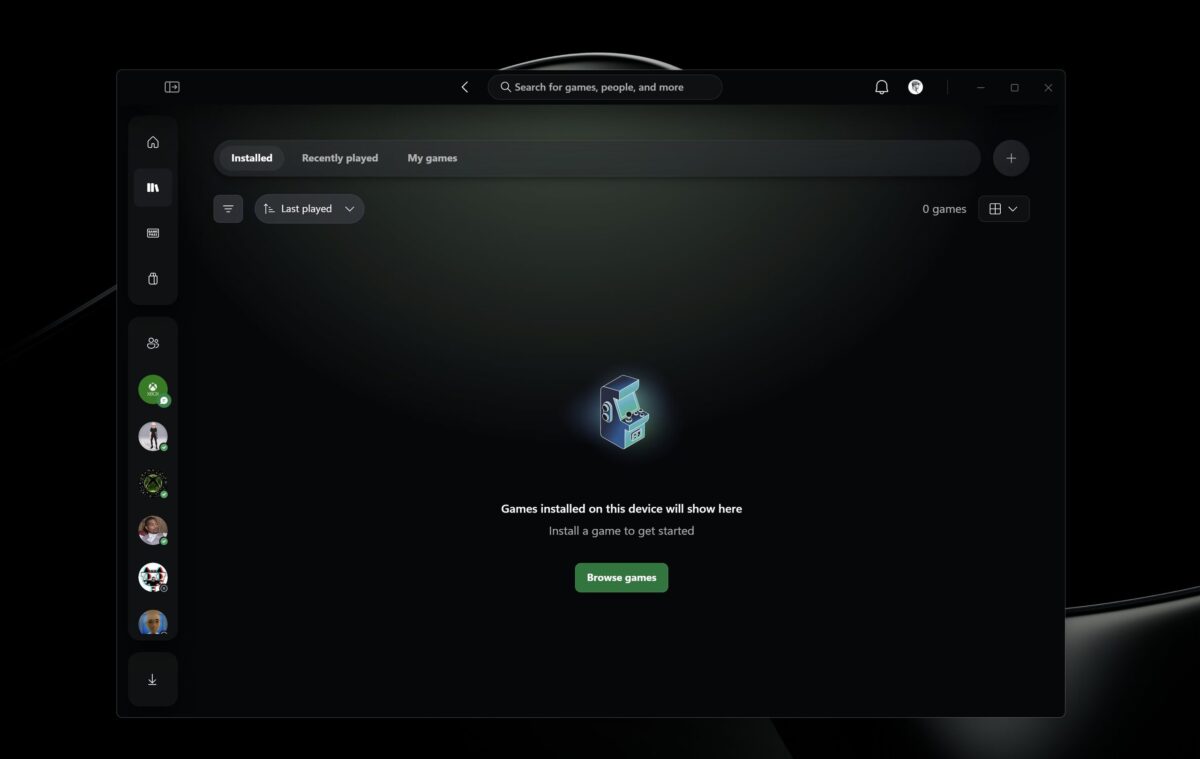 زبانهی Installed در اپلیکیشن Xbox روی پسزمینهی تیره که خالی است؛ در مرکز تصویر، آیکون کارتونی یک دستگاه بازی آرکید آبی دیده میشود و زیر آن پیام Games installed on this device will show here به همراه دکمهی سبز Browse games قرار دارد.