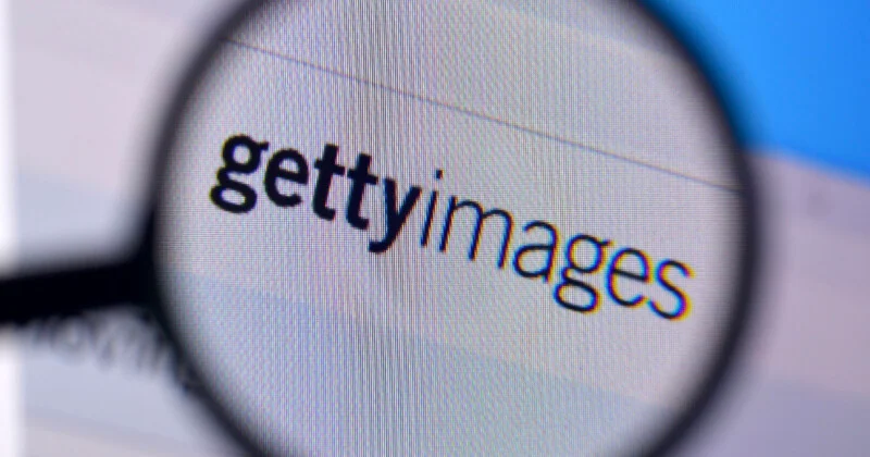 تصویر بزرگنماییشده از لوگوی «gettyimages» روی یک صفحه نمایش که از زیر ذرهبین دیده میشود.