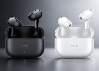 دو جفت هندزفری بی‌سیم Vivo Buds Ultra در دو رنگ مشکی و سفید داخل کیس‌های شارژ نیمه‌باز با چراغ نشانگر سبز.